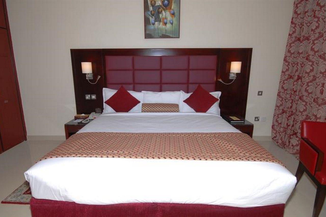 אבו דאבי Ramee Rose Hotel Apartments מראה חיצוני תמונה