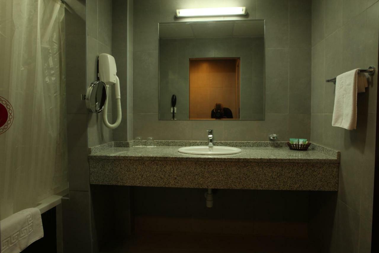 אבו דאבי Ramee Rose Hotel Apartments מראה חיצוני תמונה